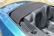 Ford Mustang Convertible - střecha se skládá za sedačky.