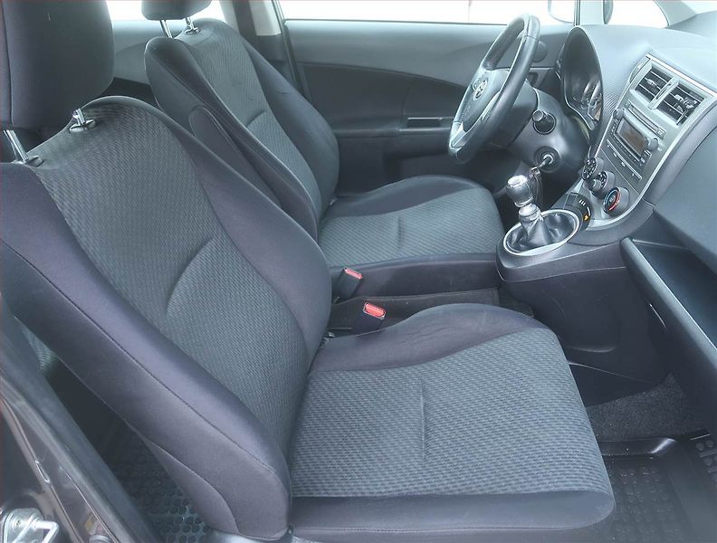 Toyota Verso (2011) 1.33 VVT-i, po STK, rezervace - fotka 9 z 14