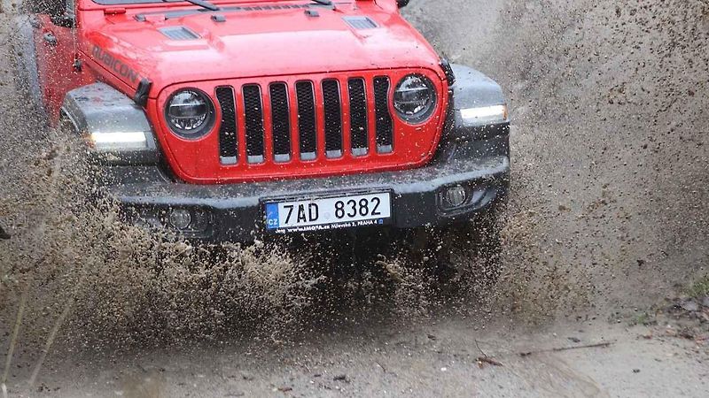 Ve standardním provedení umí nový Wrangler projet až 76 cm hluboký brod. Jednoduchým zvýšením sání z něj ale uděláte ponorku.