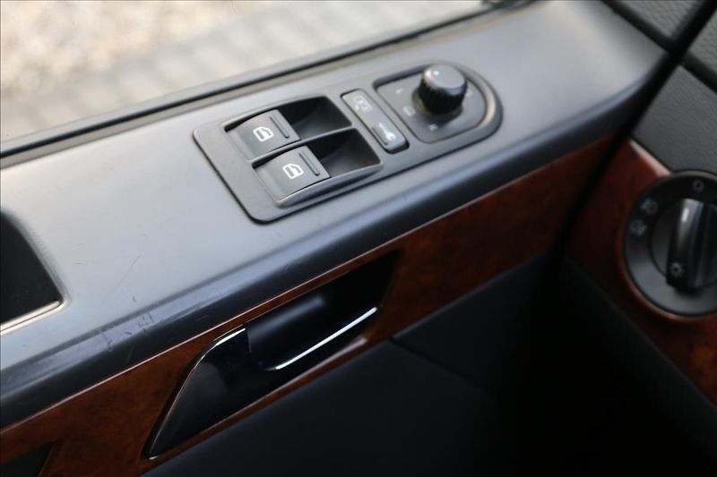 Volkswagen Multivan 2,5 TDi, Tažné , Klima - fotka 16 z 40