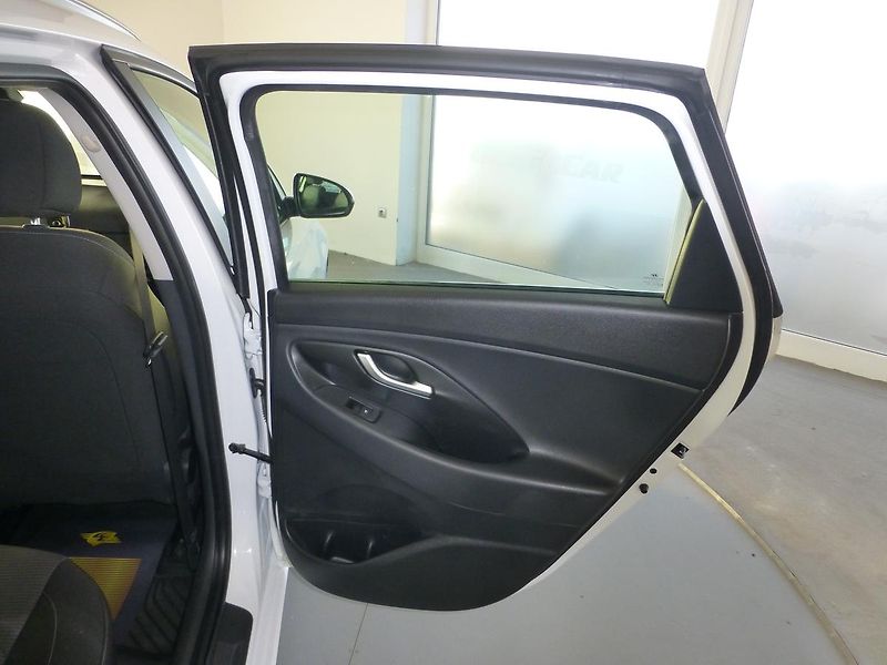 Hyundai i30 (2021) 1,6CRDI*ALU*AC**PARK.S**KAMERA - fotka 20 z 30