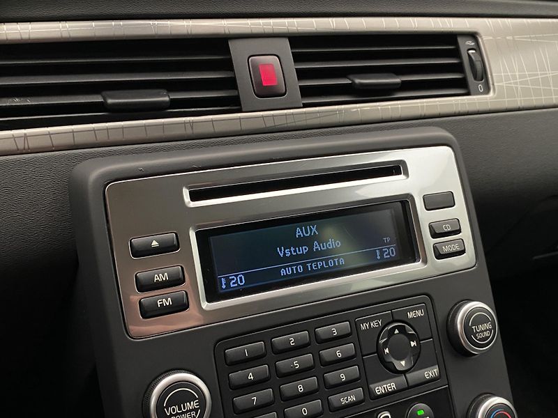 Volvo XC70 D5 AWD MOMENTUM - fotka 31 z 36