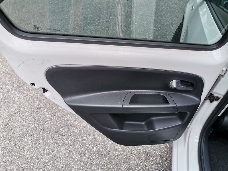 Volkswagen up! (2014) 1.0MPi 44kw Automat PDC ČR - fotka 15 z 27
