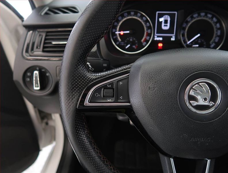 Škoda Rapid (2015) Spaceback 1.4 TDI, Xenony - fotka 16 z 20