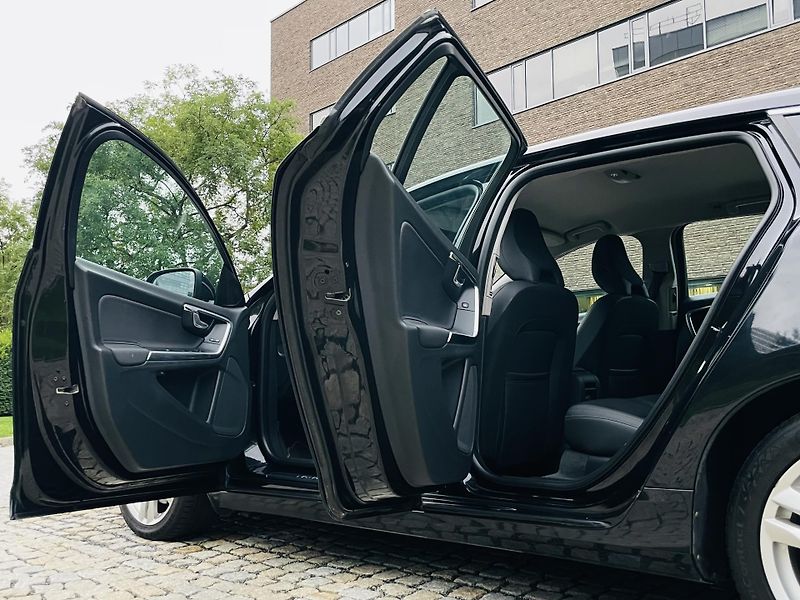 Volvo V60 2.4D5 MANUÁL TAŽNÉ SERVISKA - fotka 22 z 41