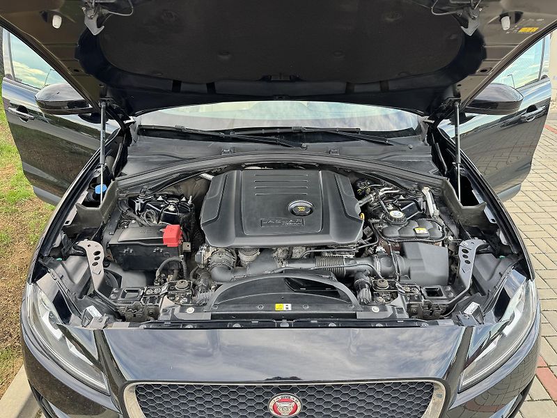 Jaguar F-Pace (2017) 2.0D, 132 kW - fotka 13 z 21