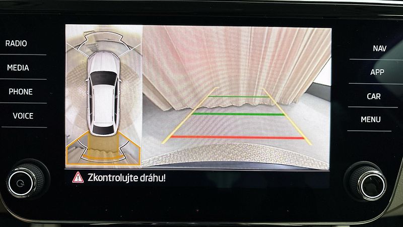 Škoda Superb 1.5 TSI DSG L&K Combi - fotka 12 z 33