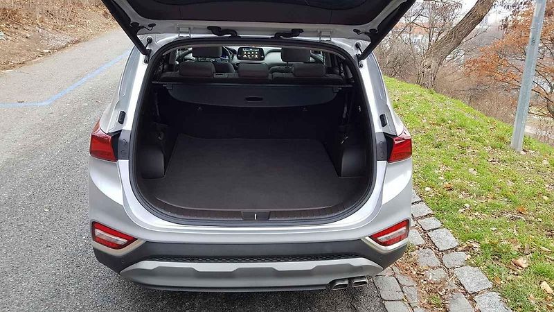 Hyundai Santa Fe vsadilo na nápadný design. Uveze až sedm cestujících.