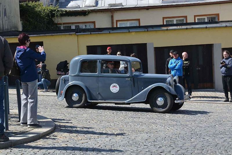Automobiloví a motocykloví veteráni se vydali v neděli na tradiční jízdu Ze zámku na hrad. Start byl na Horním náměstí v Přerově, kde si lidé užili bohatý program.