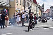 Ze startu XIV. Slánského okruhu - průjezd Londou.
