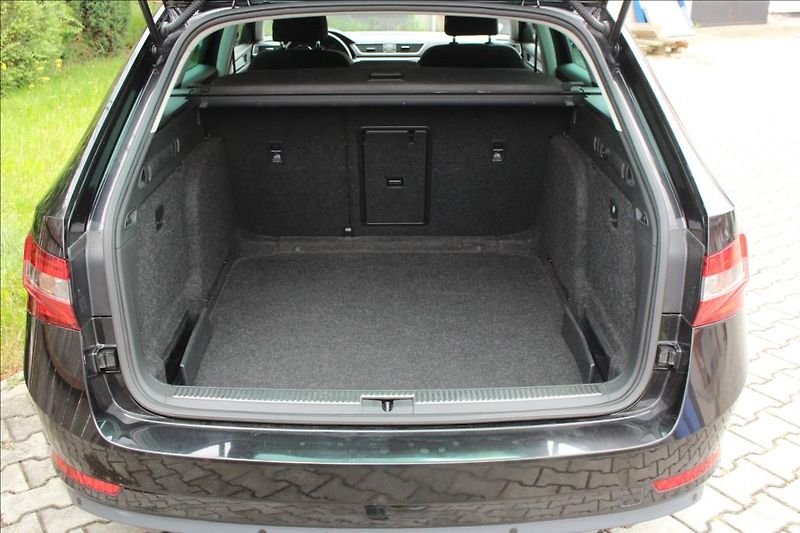 Škoda Superb 2,0 TDi  AMBITION 4X4 110kW - fotka 13 z 24