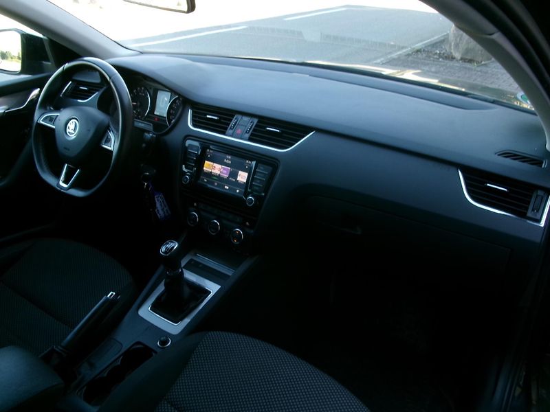 Škoda Octavia 2,0 TDI AUTOKLIMA - fotka 37 z 40