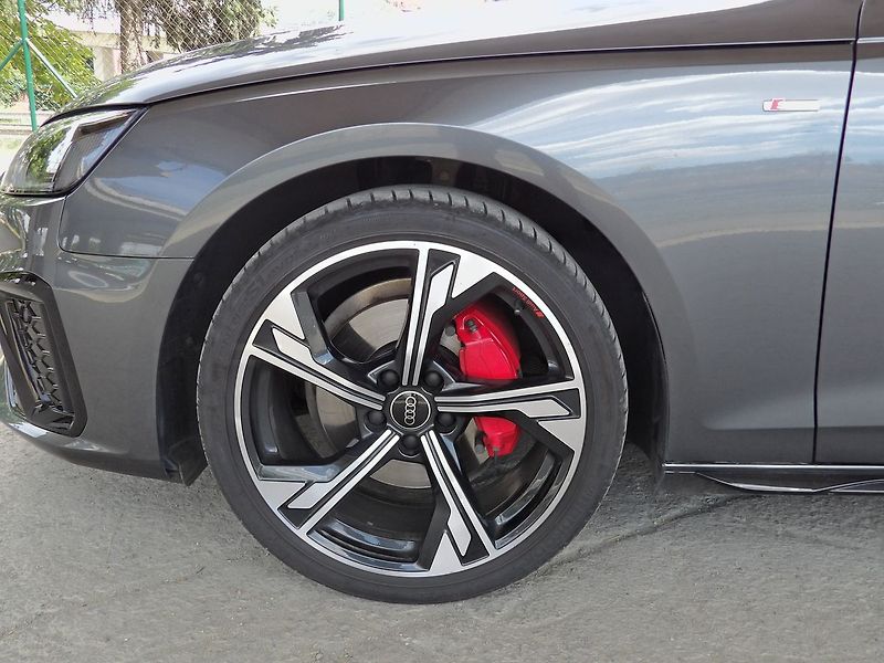Audi A4 40TFSI quattro Competition+ ČR - fotka 21 z 24