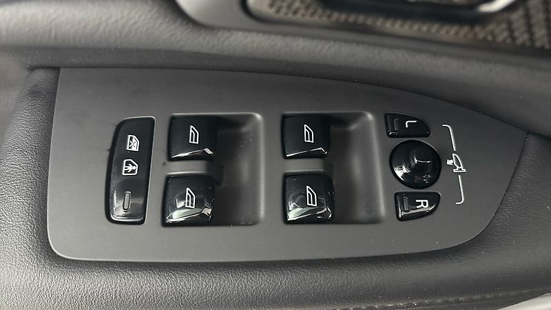 Volvo V90 2.0 B5 AUT Plus Dark - fotka 24 z 31