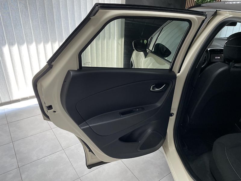 Renault Captur 0.9 TCe ČR 1.MAJ  REZERVACE  - fotka 17 z 30