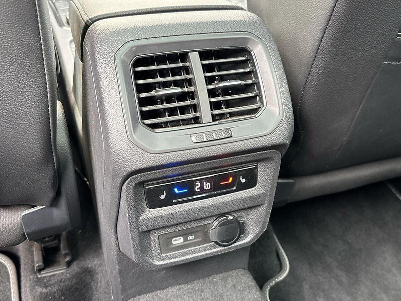 Volkswagen Tiguan R-LINE - fotka 22 z 29