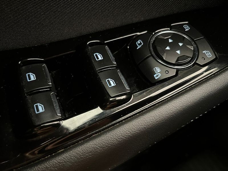 Ford S-MAX 2.0 EB Titanium manuál 7 míst - fotka 18 z 63