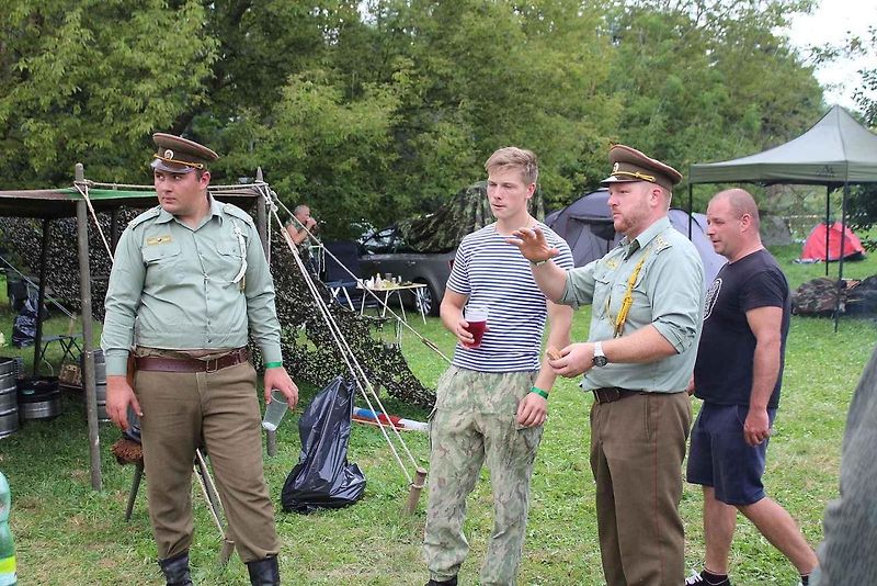 Majitel Tatry 128 František Zimmermann za volantem. Jeho vůz byl středem pozornosti vojenského kempu v Oseku u Duchcova.