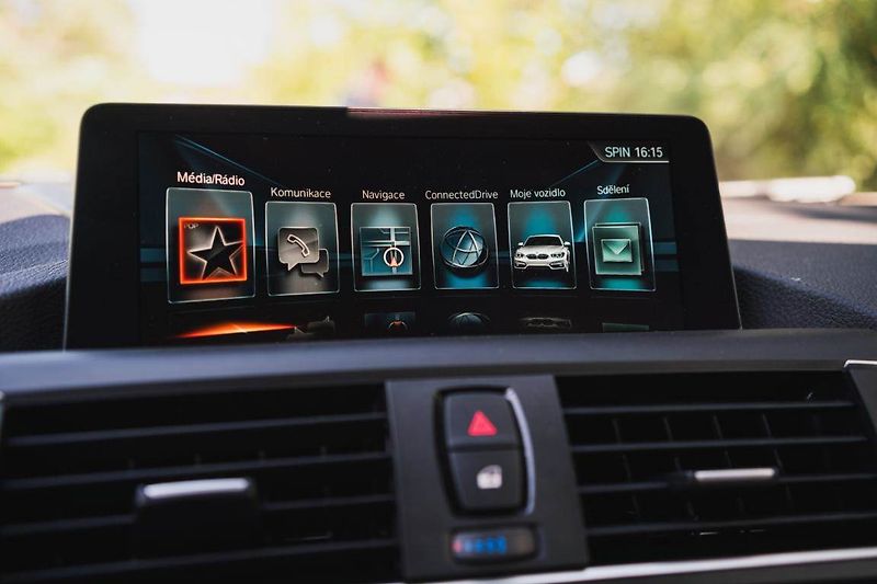 BMW Řada 1 (2016) M140i xDrive - fotka 20 z 31
