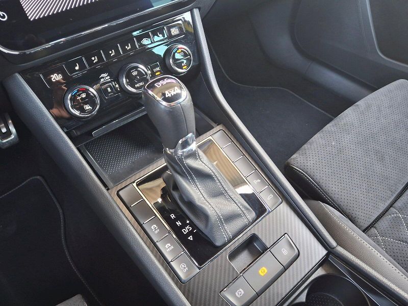 Škoda Superb (2022) Sportline DSG 4x4  2,0TDi 147k - fotka 19 z 35