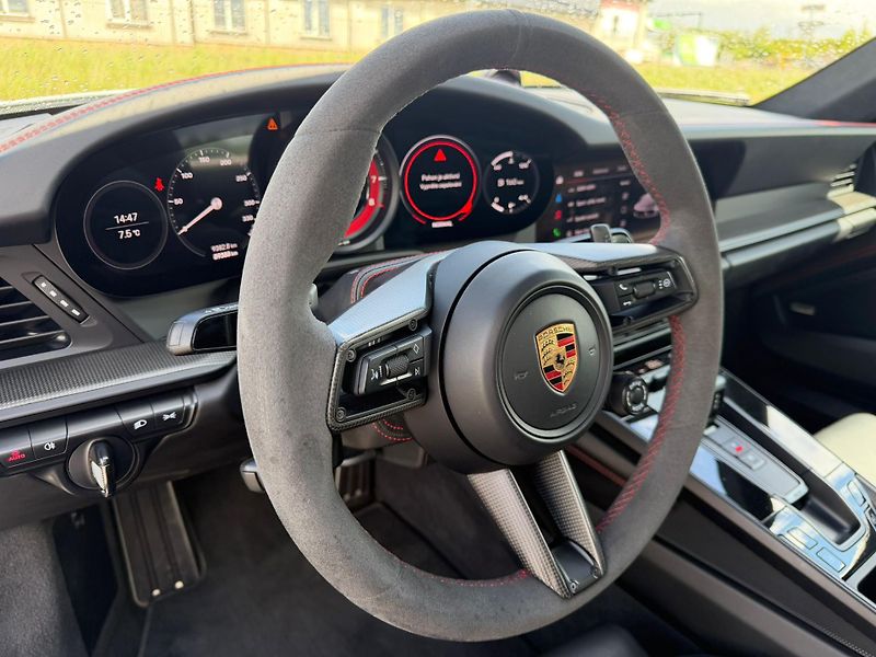 Porsche 911 (2023) Carrera 4 GTS - fotka 21 z 24
