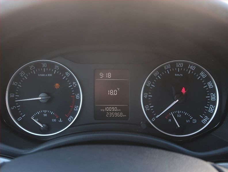 Škoda Octavia (2011) Ambiente 1.6 TDI, nová STK - fotka 11 z 16