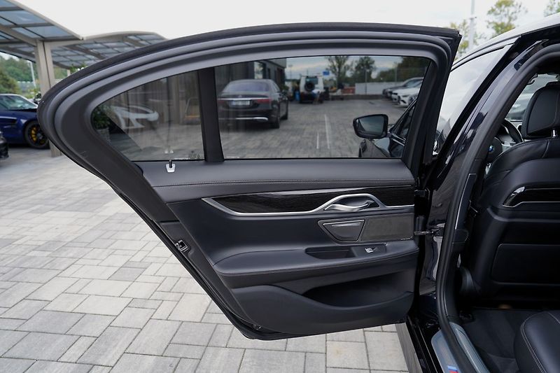 BMW Řada 7 750i xDrive Mpaket/530 PS - fotka 22 z 47