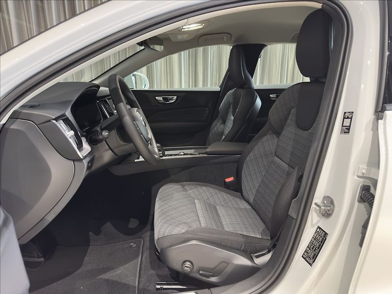 Volvo V60 (2026) 2,0 B4  Core - fotka 12 z 38
