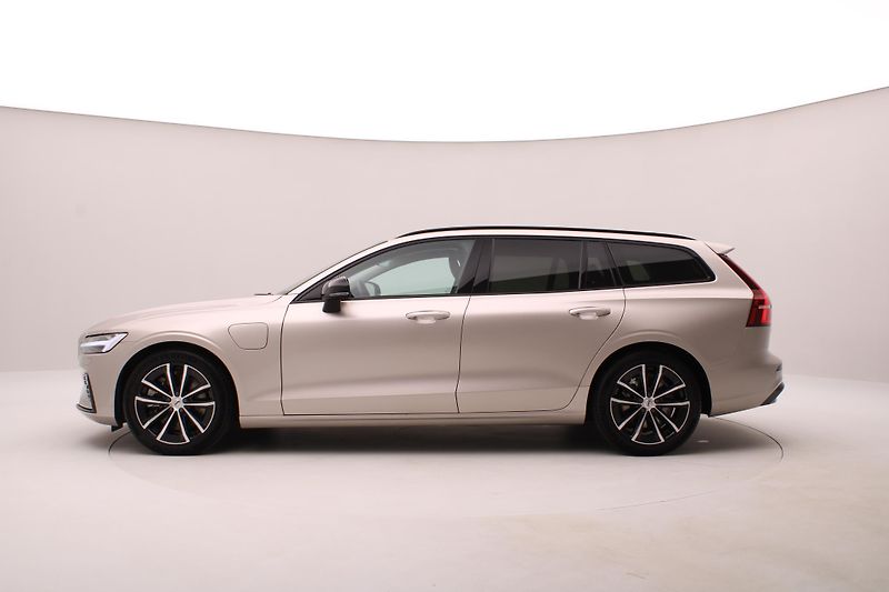 Volvo V60 T6 AWD PLUG-IN DARK REZERVACE - fotka 10 z 58