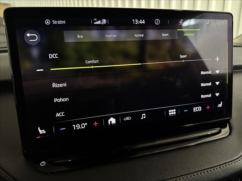 Škoda Enyaq IV80 DCC SUITE TAŽNÉ MATRIX - fotka 26 z 47