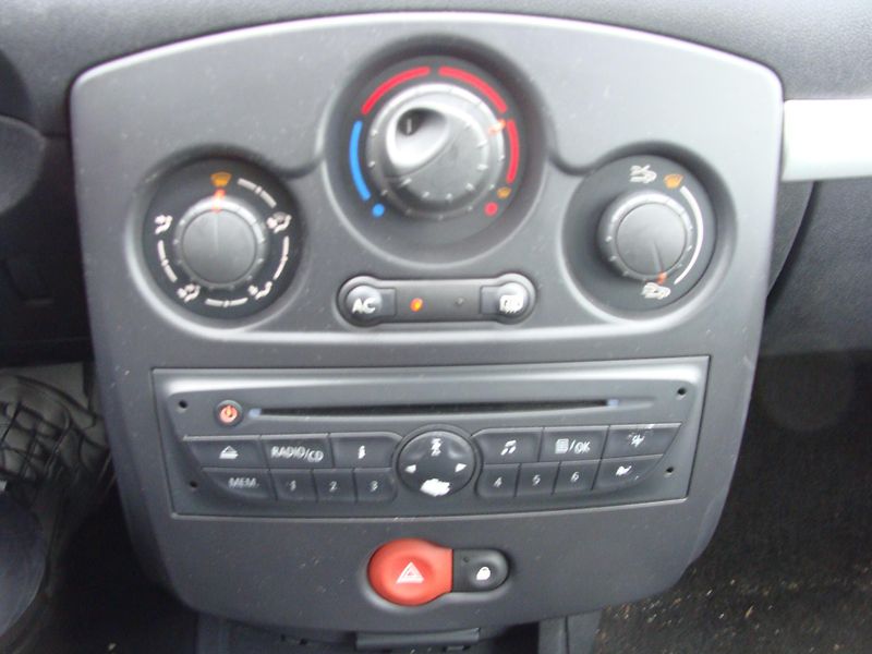Renault Clio 1.5 DCi, 55 kW, klima, tažné - fotka 16 z 24