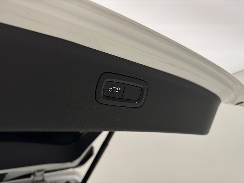 Volvo XC90 B5 AWD MOMENTUM AUT - fotka 29 z 42