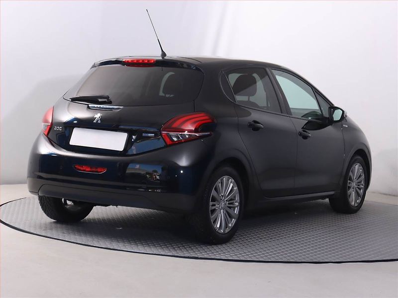 Peugeot 208 (2017) Allure 1.2 PureTech - fotka 5 z 18