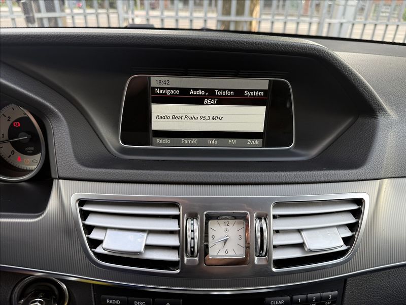 Mercedes-Benz Třídy E E 300de Hybrid Vzduch - fotka 14 z 17
