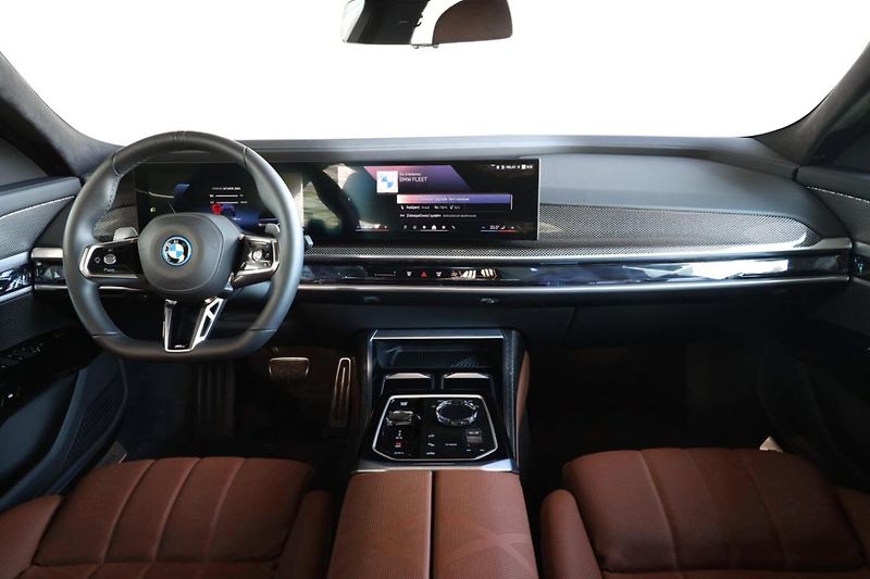 BMW Řada 7 750e xDrive - fotka 5 z 36