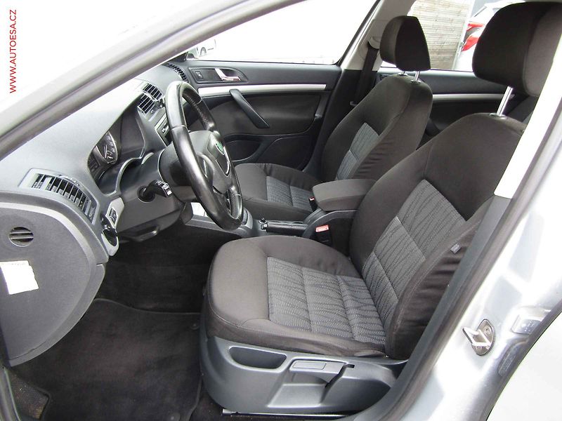 Škoda Octavia (2012) 1.6 TDi, ČR, Elegance - fotka 9 z 15