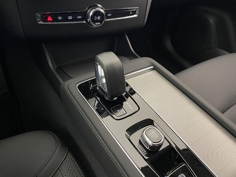 Volvo XC90 T8 AWD RECHARGE CORE AUT CZ 7m - fotka 27 z 59