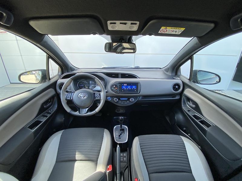 Toyota Yaris SELECTION 1.5 HYBRID 74kW CVT - fotka 13 z 16