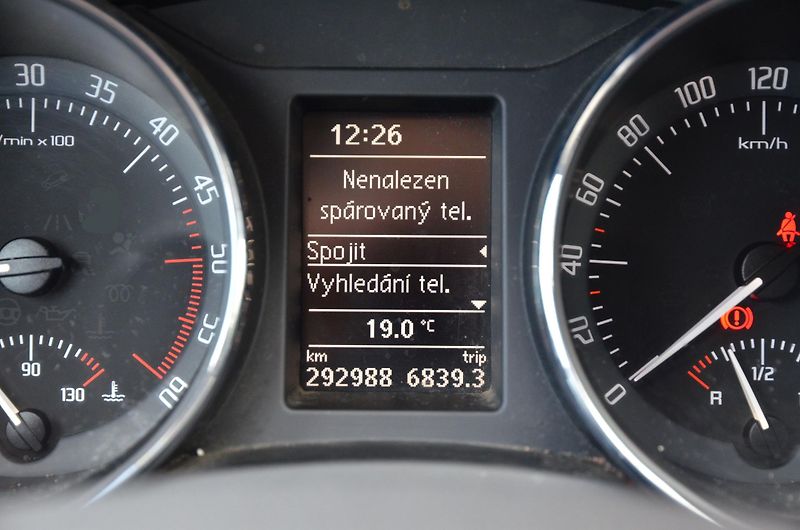 Škoda Superb (2011) 2.0 TDi 103kW AMBITION - fotka 22 z 31