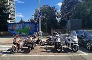 Ve větších městech začínají vznikat parkovací místa určená přímo motocyklům, poptávku však zatím uspokojit nedokážou.