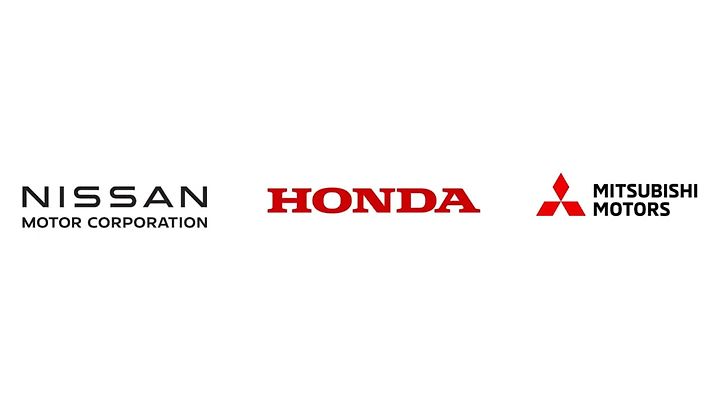 Loga automobilek Nissan, Honda a Mitsubishi, symbolizující propojení aliance