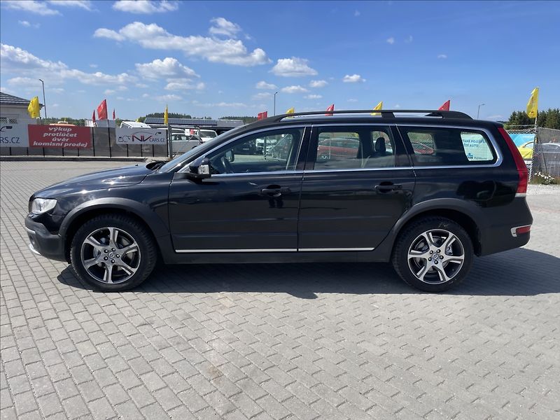 Volvo XC70 2,4 D5 Geartronic Momentum AWD - fotka 2 z 35