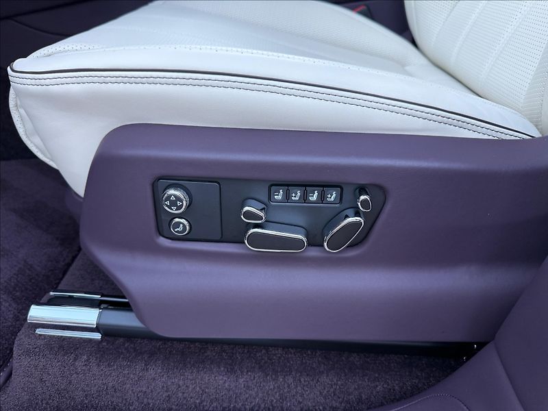 Bentley Bentayga Extended Wheelbase Azure V8 - fotka 20 z 32