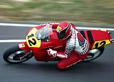 Randy Mamola v plné jízdě na motocyklu Cagiva v roce 1989.