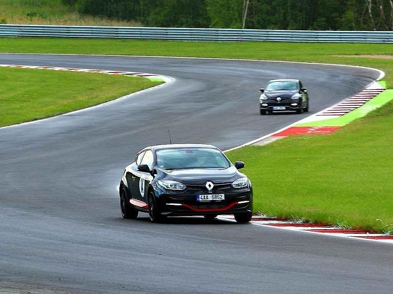 Rychlé Renaulty na Autodromu v Mostě.