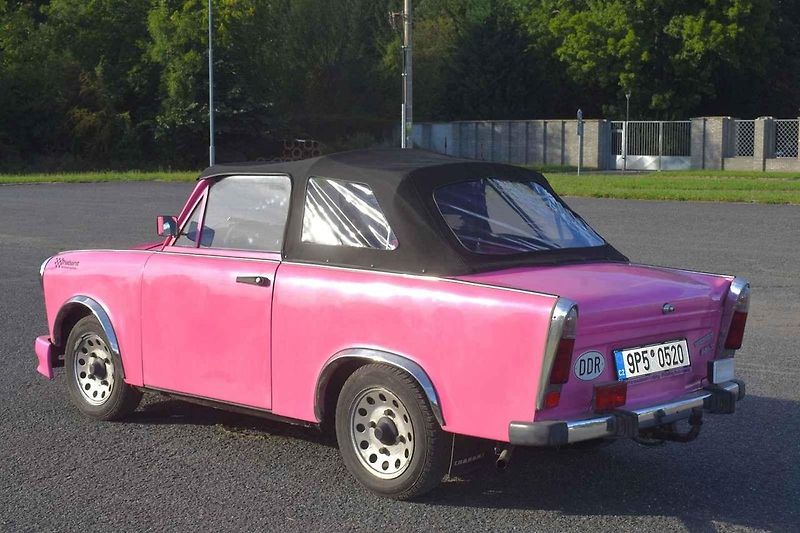 Trabant Cabrio, zejména v takovéto růžové barvě, budí zaslouženou pozornost.