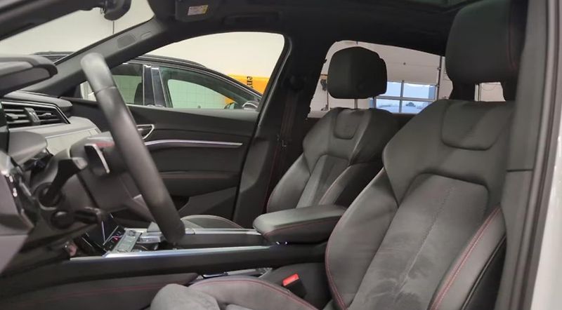 Audi Q8 e-tron 55 Q 360k Matrix 4 zóny Pano - fotka 13 z 13