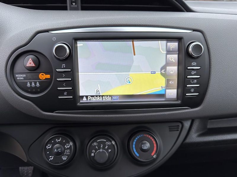 Toyota Yaris 1.5i 82 kW navi. serviska - fotka 16 z 21