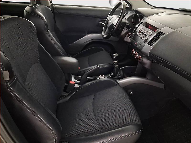 Mitsubishi Outlander (2013) 2.2 DI-D, 4X4, 7 míst - fotka 9 z 21