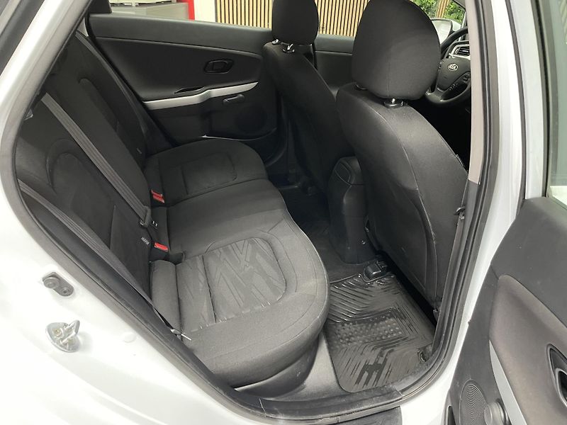 Kia Ceed 1.6 GDi ČR REZERVACE  - fotka 15 z 24
